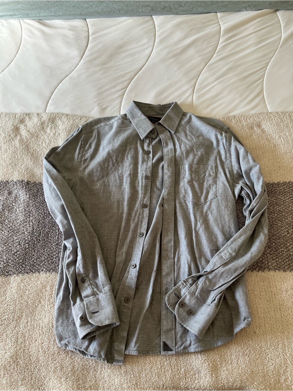 UNTUCKit Men's Casual Button-Down Shirt in Light Gray